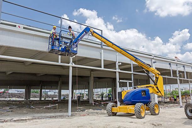 Os benefícios de utilizar um carrinho plataforma elevatória no seu negócio