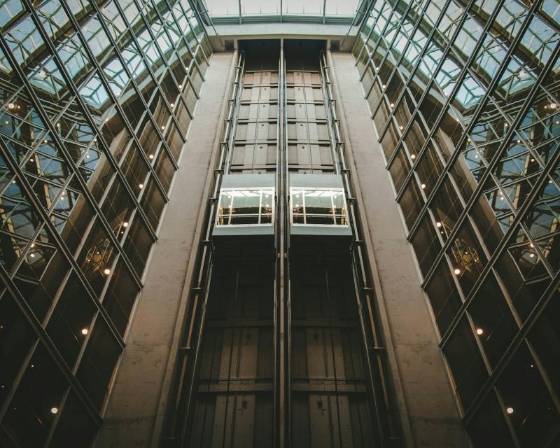 Como Escolher a Melhor Plataforma de Elevação Vertical para Suas Necessidades